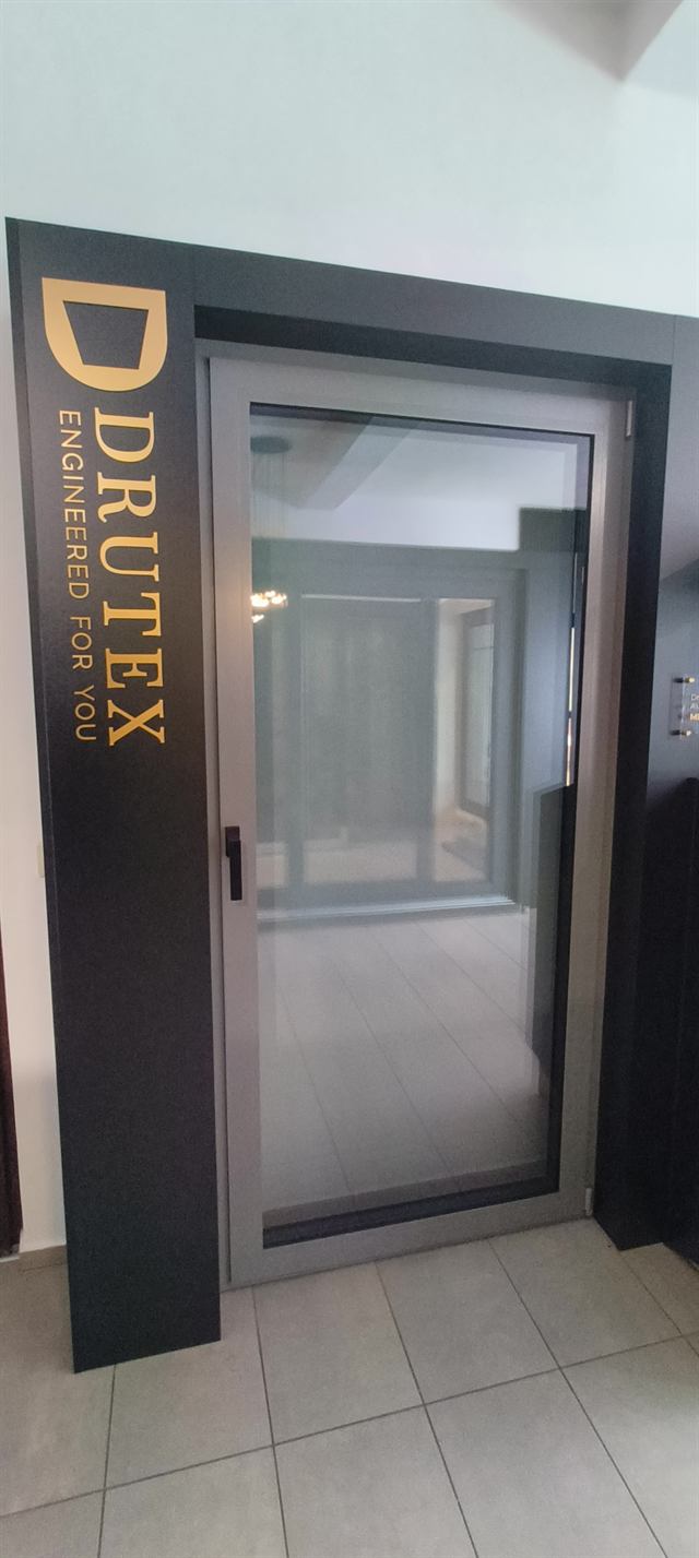 Drzwi aluminiowe DRUTEX na ekspozycji w salonie