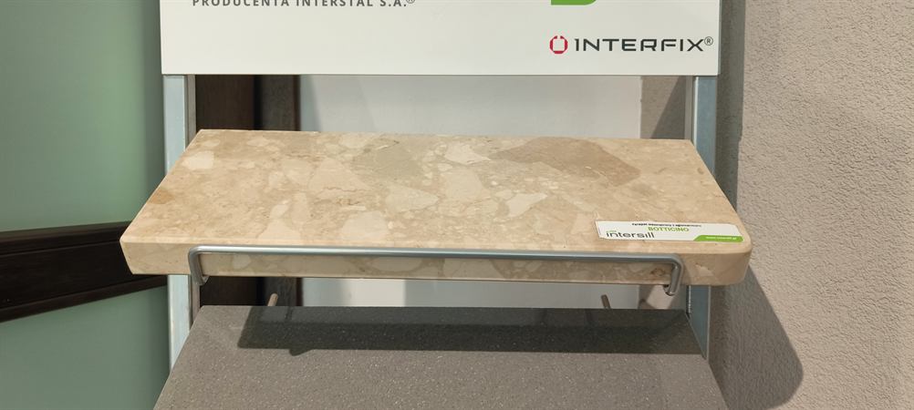 Próbka parapetu konglomeratowego Interfix na ekspozytorze w salonie